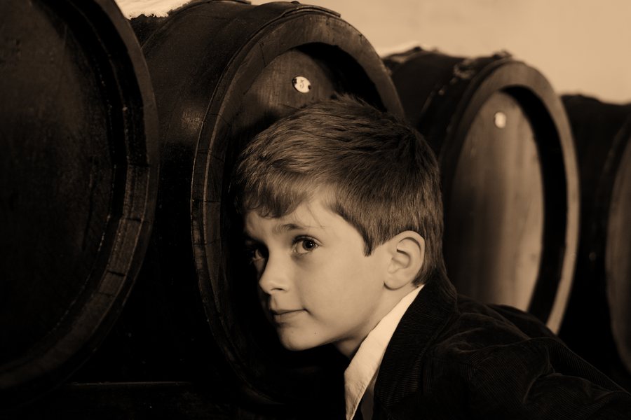 Ritratto del bambino tra le botti