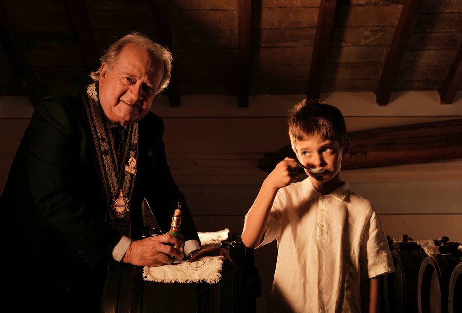 Il Gran Maestro e il bambino durante l’assaggio