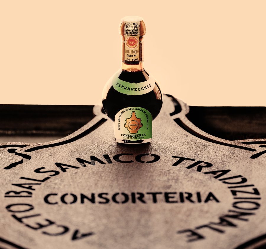 La bottiglia sulla targa della Consorteria