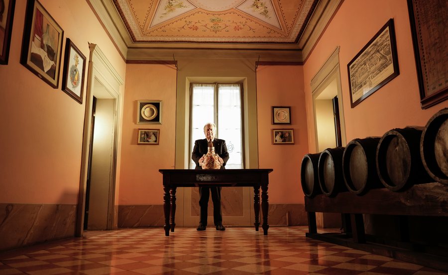 La sala del Museo del Balsamico Tradizionale con il Gran Maestro e il tragno