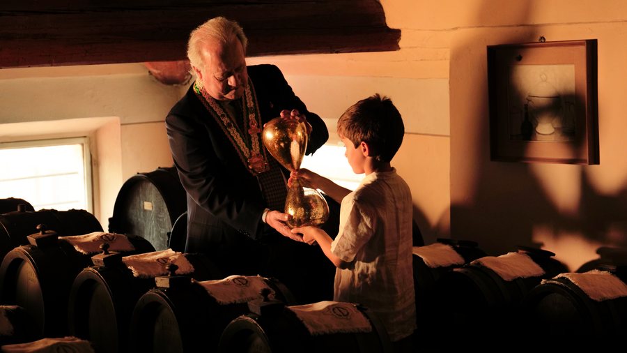 Il Gran Maestro consegna la clessidra al bambino